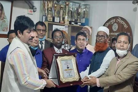 লিজেন্ড হাউজিং সোসাইটি কর্তৃক পৌর মেয়র কে শুভেচ্ছা স্বারক প্রদান