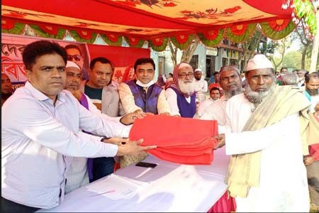 দুস্থদের মাঝে শীতবস্ত্র বিতরণ ইমরান তালুকদারের