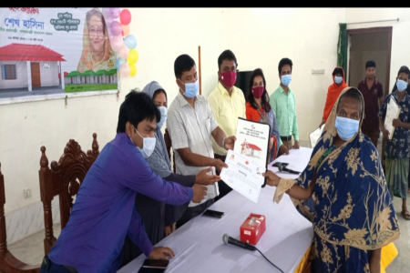 সালথায় ভূমিহীনদের মাঝে ঘরের চাবি ও জমির দলিল হস্তান্তর