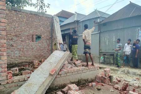 সালথায় ভ্রাম্যমান আদালতের অভিযানে মাঝারদিয়া হাটে ৩টি অবৈধ স্থাপনা অপসারণ