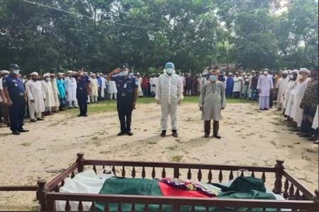 সালথায় সাবেক সচিব বীর মুক্তিযোদ্ধা মুরাদ হোসেনের রাষ্ট্রীয় মর্যাদায় দাফন সম্পন্ন