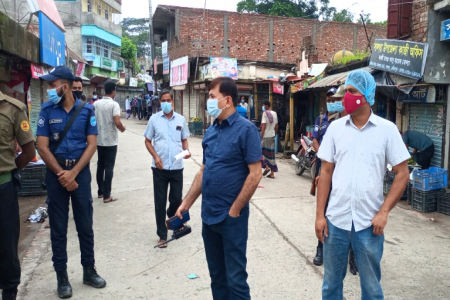 সালথায় লকডাউন বাস্তবায়নে প্রশাসনের অভিযানঃ চার ব্যবসায়ীকে জরিমানা