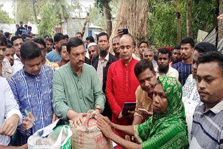 সালথায় ঘুর্ণিঝড়ে ক্ষতিগ্রস্থদের পাশে এমপি লাবু চৌধুরী