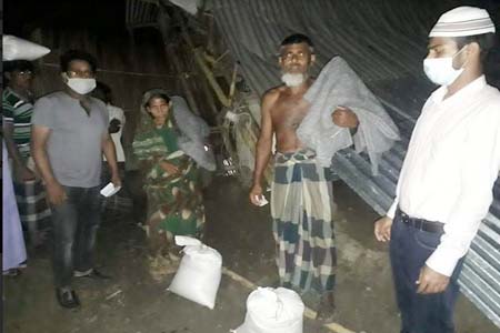 সালথায় কালবৈশাখী ঝড়ে ক্ষ‌তিগ্রস্থ‌দের পাশে উপ‌জেলা প্রশাসন