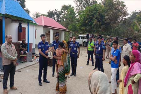 সালথায় সংঘর্ষ ও ভাংচুরেরস্থান পরিদর্শনে এসপি মোর্শেদ আলম