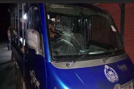 সালথায় দু'গ্রুপের সংঘর্ষ: পুলিশের গাড়ি ভাংচুর, আহত ৬
