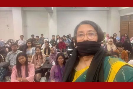 নিকাব বিতর্কের প্রতিবাদে ক্লাসে মুখে কালো কাপড় বাঁধলেন সামিনা লুৎফা