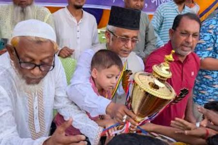 শ্যামনগরে প্রাথমিক বিদ্যালয় গোল্ডকাপ ফুটবল টুর্নামেন্টে চ্যাম্পিয়ন দল হরিনগর ও পূর্ব মীরগাং সরকারি বিদ্যালয়