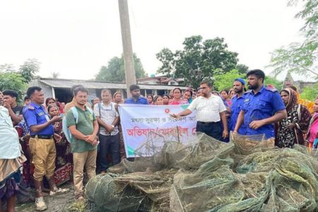 শ্যামনগরে জনসম্মুখে পোড়ানো হল জব্দকৃত চায়না দুয়ারি জাল