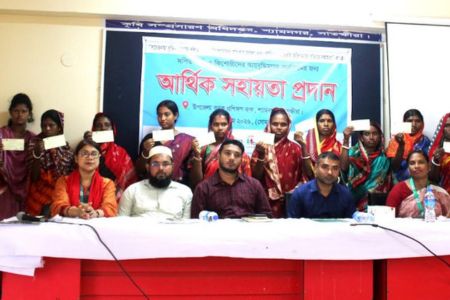 শ্যামনগরে দলিত নারী, কিশোরী  ও প্রতিবন্ধীদের মাঝে আর্থিক সহায়তা প্রদান