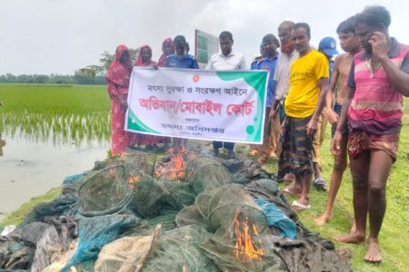 শ্যামনগরে জনসম্মুখে পোড়ানো হল নিষিদ্ধ চায়না দুয়ারী জাল