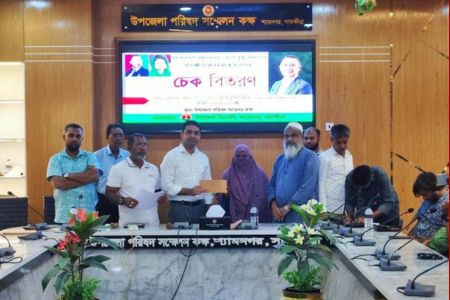 শ্যামনগরে প্রতিবন্ধী,দুস্থ ও অসহায় ব্যক্তিদের মাঝে দুই লক্ষাধিক টাকার চেক বিতরণ
