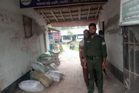 শ্যামনগরে যৌথ অভিযানে কুরিয়ার অফিস থেকে আহরণ নিষিদ্ধ ২২৫০ কেজি শামুক আটক