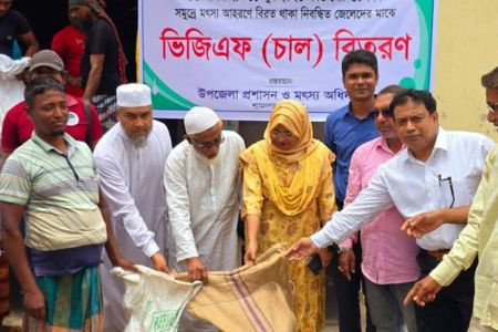 শ্যামনগরে নিবন্ধিত জেলেদের মাঝে চাউল বিতরণ কার্যক্রমের উদ্বোধন