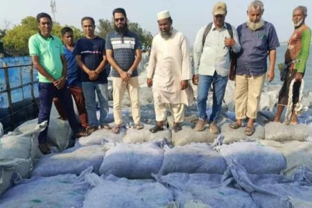 শ্যামনগরে খোলপেটুয়া নদীর ভাঙ্গনরোধে বালু ভর্তি জিও ব্যাগ ডাম্পিং