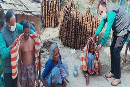 সাপাহারে অসহায় শিতার্তদের মাঝে কম্বল বিতরণ