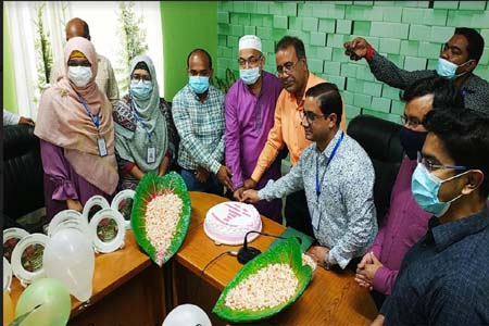 সাপাহার স্বাস্থ্যকর্মীদের ক্রেস্ট ও সম্মাননা স্মারক প্রদান
