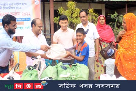 শিক্ষার্থীদের মাঝে শিশুখাদ্য বিতরণ