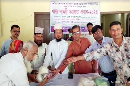 সাপাহারে উপকারভোগিদের মাঝে খাদ্য সামগ্রী প্রদান