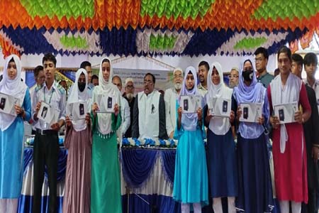 শিক্ষার্থীদের ট্যাব প্রদান খাদ্যমন্ত্রীর