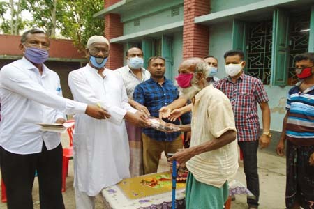 ডুমাইন ইউনিয়নে অসহায় গরীব দুঃখী মানুষের শাড়ী বিতরন