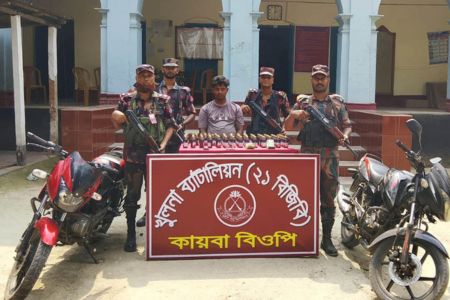 শার্শা সীমান্তে বিজিবির অভিযানে ভারতীয় নেশাজাতীয় সিরাপসহ আটক ১