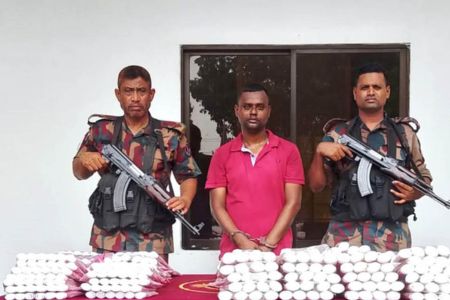 বেনাপোল সীমান্তে বিজিবির অভিযানে বিপুল পরিমাণ ভারতীয় চোরাচালানী পণ্য জব্দ, আটক ১