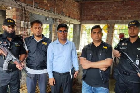 সাতক্ষীরায় ভেজাল আইসক্রিম কারখানায় র‍্যাবের অভিযান, দুই প্রতিষ্ঠানকে ২ লাখ টাকা জরিমানা