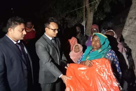 সাতক্ষীরা জেলা প্রশাসন উদ্যোগে পাঁচ হাজার মানুষের মাঝে কম্বল বিতরণ