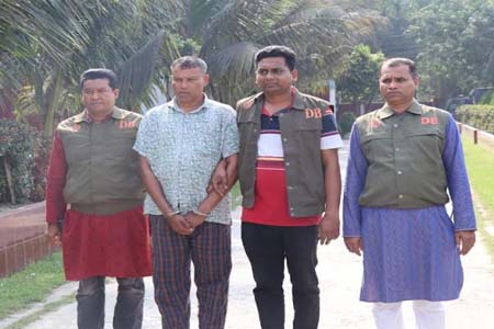 পুলিশে চাকরির প্রলোভনে