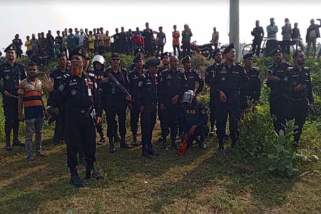 সাতক্ষীরায় র‍্যাবের অভিযানে উদ্ধারকৃত ১৮ টি ককটেল ধ্বংস 