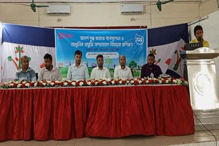 সাতক্ষীরায় আদর্শ দুগ্ধ খামার