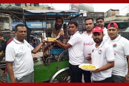 সাতক্ষীরায় যুবদলের প্রতিষ্ঠাবার্ষিকীতে দুস্থদের মাঝে খাবার বিতরণ