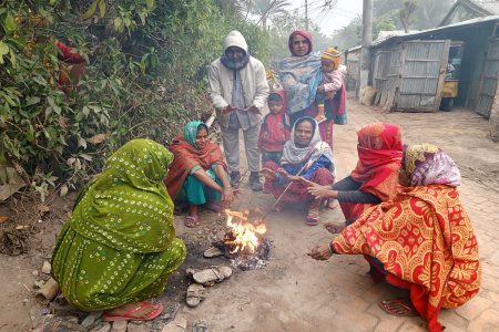 সাতক্ষীরায় হিমেল হাওয়ায় আর কনকনে শীতে বিপর্যস্ত হয়ে পড়েছে জনজীবন