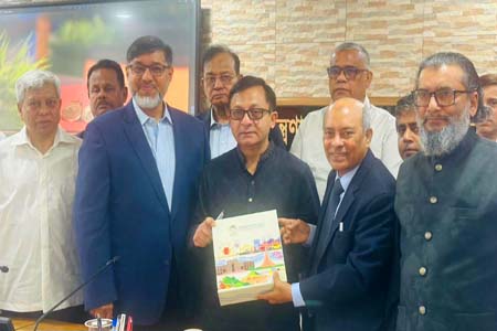 সৌদি আরব-বাংলাদেশ চেম্বার অব কমার্স অ্যান্ড ইন্ডাস্ট্রির একটি প্রতিনিধিদল বাণিজ্যমন্ত্রীর সঙ্গে তাঁর দপ্তরে