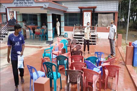 কাল খুলছে বিদ্যালয়, চলছে পরিস্কার পরিচ্ছন্নের কাজ
