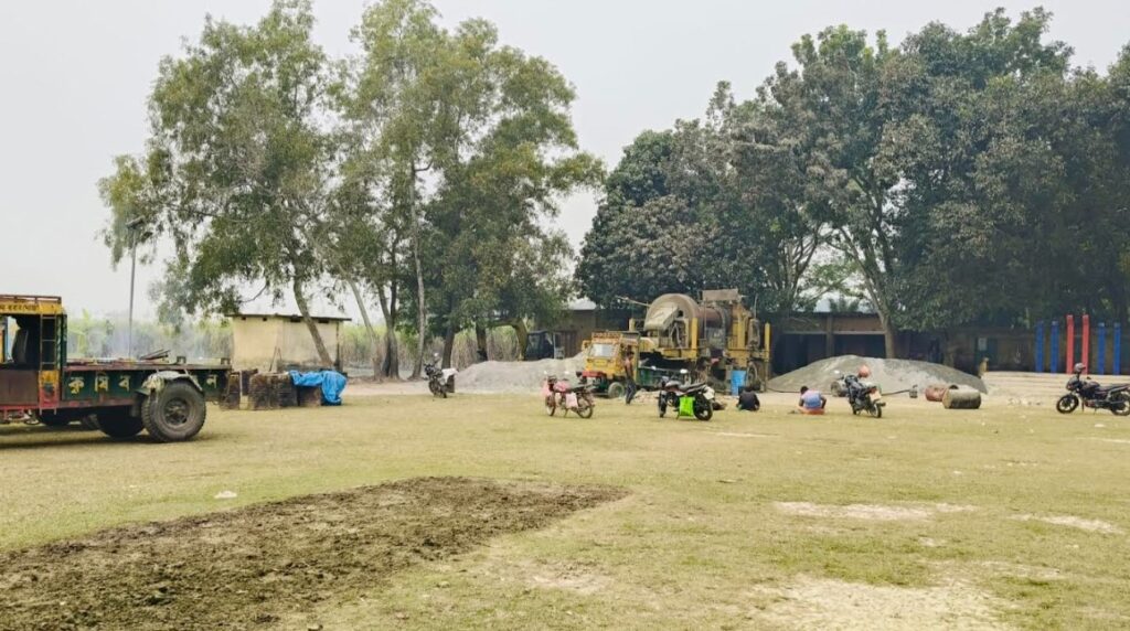 রাস্তা নির্মানের সামগ্রী বিদ্যালয়ের মাঠে, নষ্ট হচ্ছে শিক্ষার্থীদের ক্লাস ও পরিক্ষার পরিবেশ