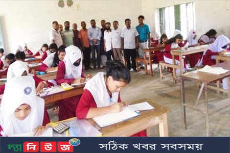 আড়পাড়া উচ্চ বিদ্যালয়ের ছাত্র-ছাত্রীদের পরীক্ষার হল পরিদর্শন করলেন সভাপতি