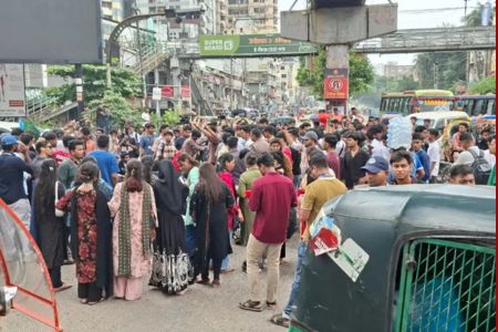 দফা এক, দাবি এক ,মিলনের পদত্যাগ’ স্লোগানে সাইন্সল্যাব অবরোধ