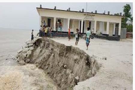 নদীর ভাঙনে বিদ্যালয়
