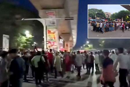 শিক্ষার্থীদের এবার শাহবাগ মোড় অবরোধ, যানজটে ভোগান্তি মানুষের