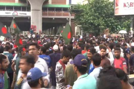 শাহবাগে পুলিশের ব্যারিকেড ভেঙে বাংলা ব্লকেড কর্মসূচি