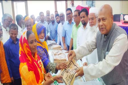 ধামইরহাটে এম.পি শহীদুজ্জামান সরকার কর্তৃক ৩ হাজার ৭ শতাধিক কৃষকের মাঝে বীজ ও সার বিতরণ