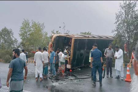 নিয়ন্ত্রণ হারিয়ে বাস উল্টে