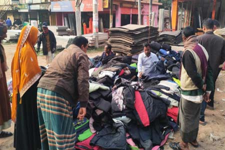 শার্শায় শীতের তীব্রতায় ফুটপাতের দোকানে কেনাকাটার ধুম