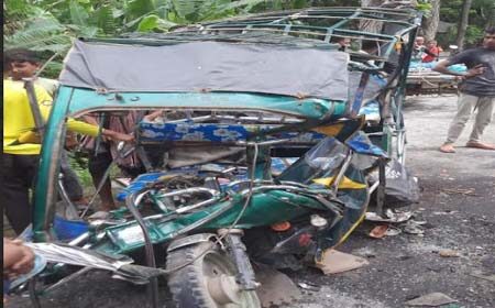 শার্শায় ট্রাক-ইজিবাইক