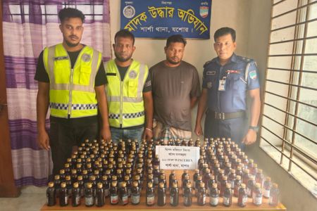 পুলিশের অভিযানে ভারতীয় নেশা জাতীয় সিরাপ ও একটি ইজিবাইকসহ এক মাদক কারবারি আটক