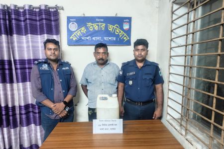 শার্শা থানা পুলিশের অভিযানে ৮ লিটার চোলাই মহসহ এক মাদক কারবারি আটক 
