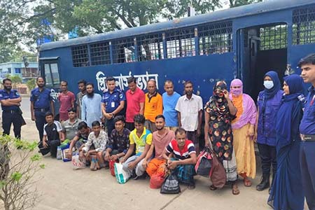 বেনাপোল পোর্ট থানা পুলিশের বিশেষ অভিযানে গাঁজা সহ সাজা পরোয়ানার ৫ জনসহ ১৮ আসামী গ্রেফতার
