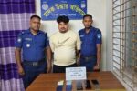 পুলিশের অভিযানে ১০ টি চোরাচালানকৃত পুরাতন অ্যান্ড্রয়েড মোবাইল সহ আটক -১